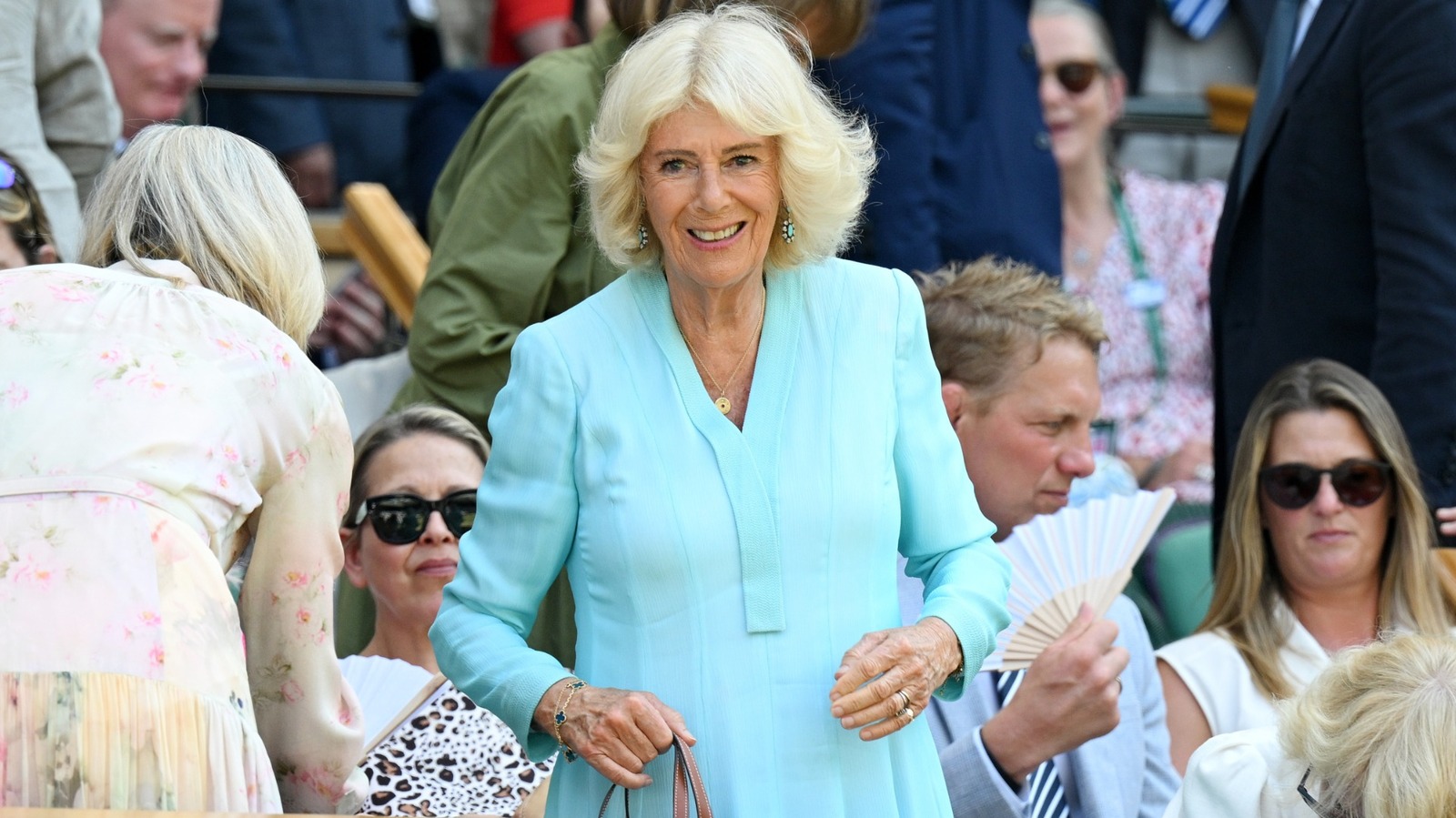Les compensées Wimbledon 2026 de la reine Camilla sont parfaites pour les femmes plus âgées qui souhaitent un lifting subtil