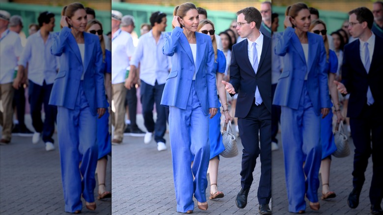 Kate Middleton portant un costume ample bleu bleuet avec un t-shirt blanc à Wimbledon en 2026.