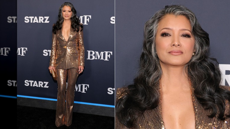 Image partagée de Kelly Hu portant un combo pantalon et veste à sequins dorés lors de la première de 