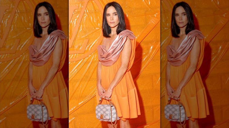 Jennifer Connelly pose dans une robe orange