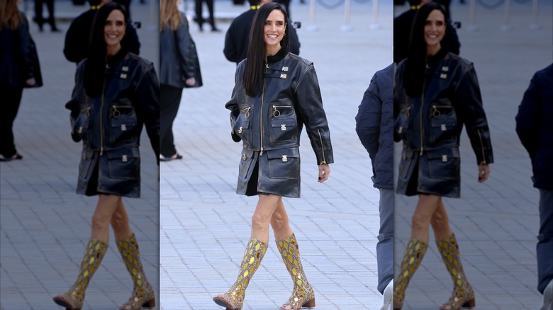 Jennifer Connelly se pavane avec une veste en cuir noire et des bottes dorées brillantes.