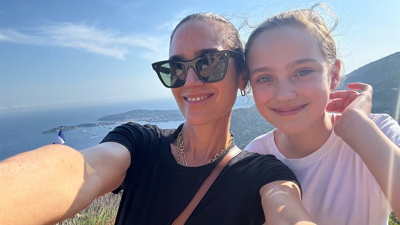 Jennifer Connnelly et Agnes sourient lors d'une randonnée