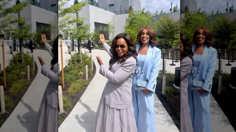 Oprah Winfrey et Gayle King posent devant le centre présidentiel d'Obama