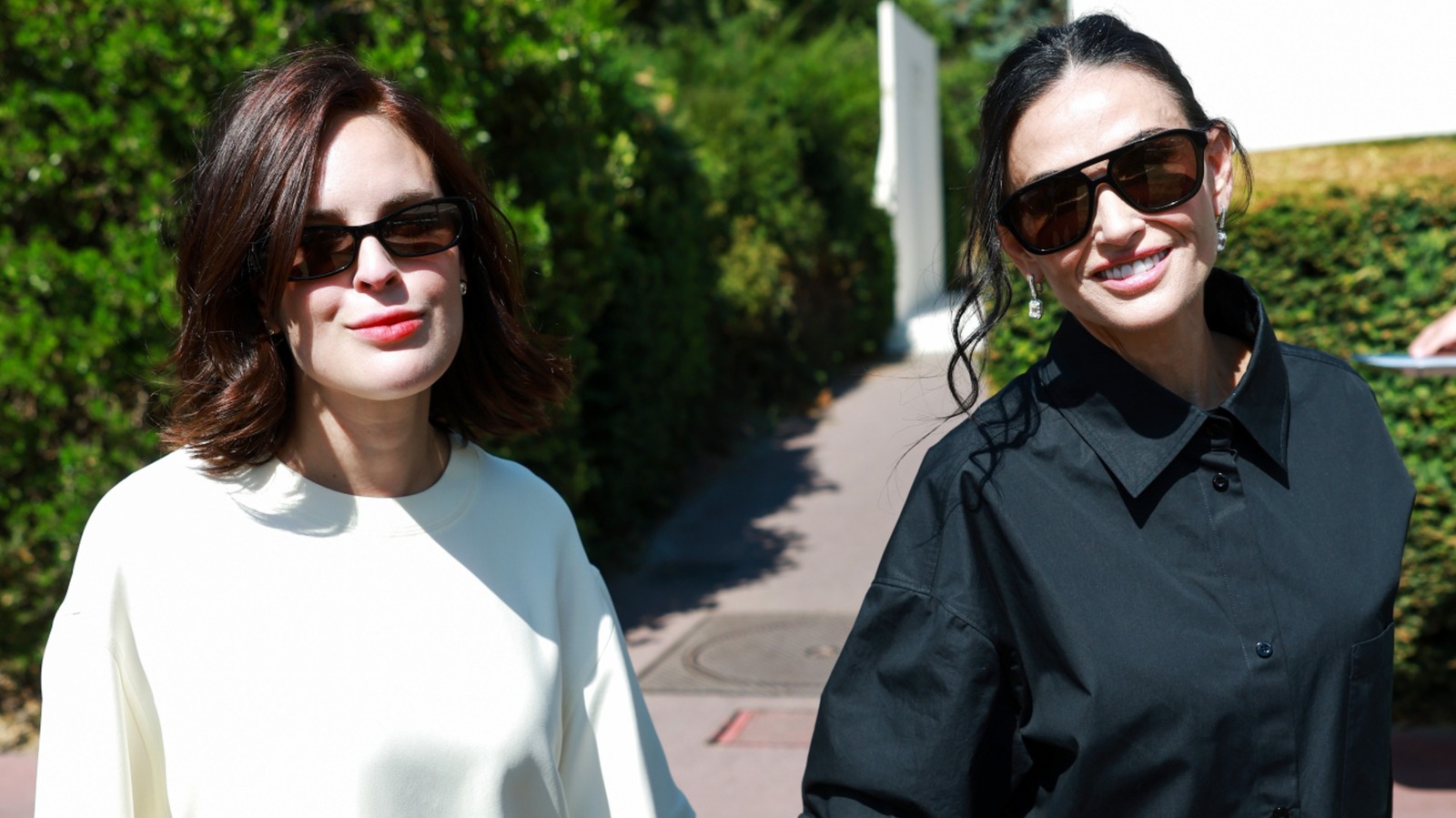 Demi Moore porte un rare chignon désordonné aux côtés de sa fille Tallulah à la Fashion Week de Paris 2026