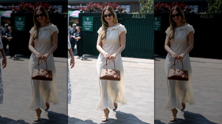 Lily James à Wimbledon 2026 dans une robe à pois.