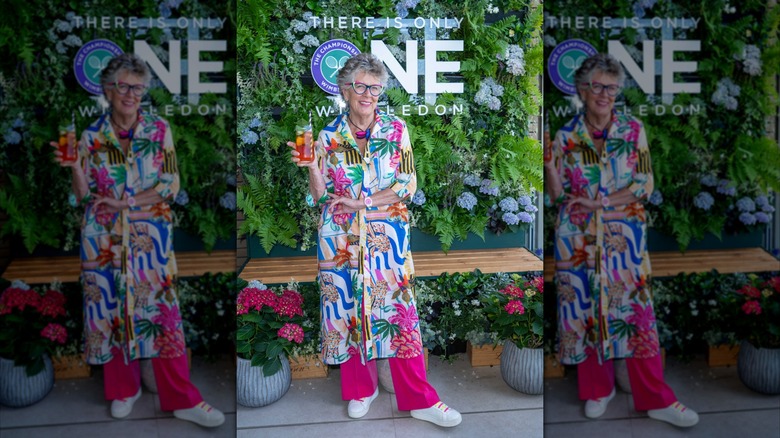 Prue Leith à Wimbledon 2026 portant une longue tunique imprimée.
