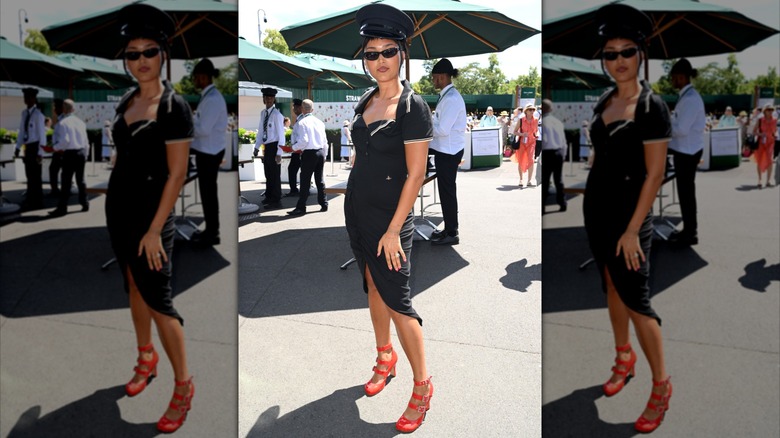 Joy Crookes à Wimbledon 2026 dans une robe noire.