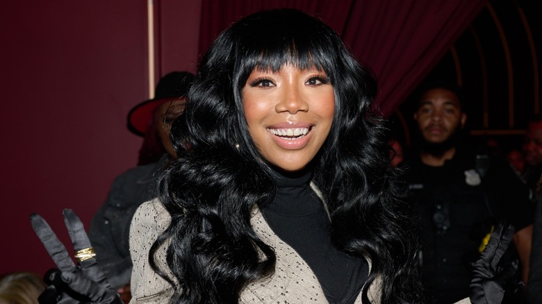 Brandy avec de longs cheveux noirs et une frange émoussée