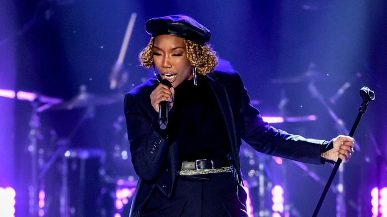 Brandy porte un béret noir avec des mèches blondes plus courtes