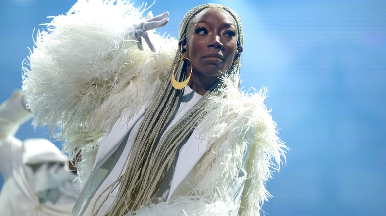 Brandy vêtue de blanc avec de très longues tresses blondes claires