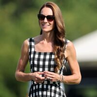 Kate Middleton affiche son style estival dans une robe à carreaux vichy sexy lors du match de polo caritatif 2026