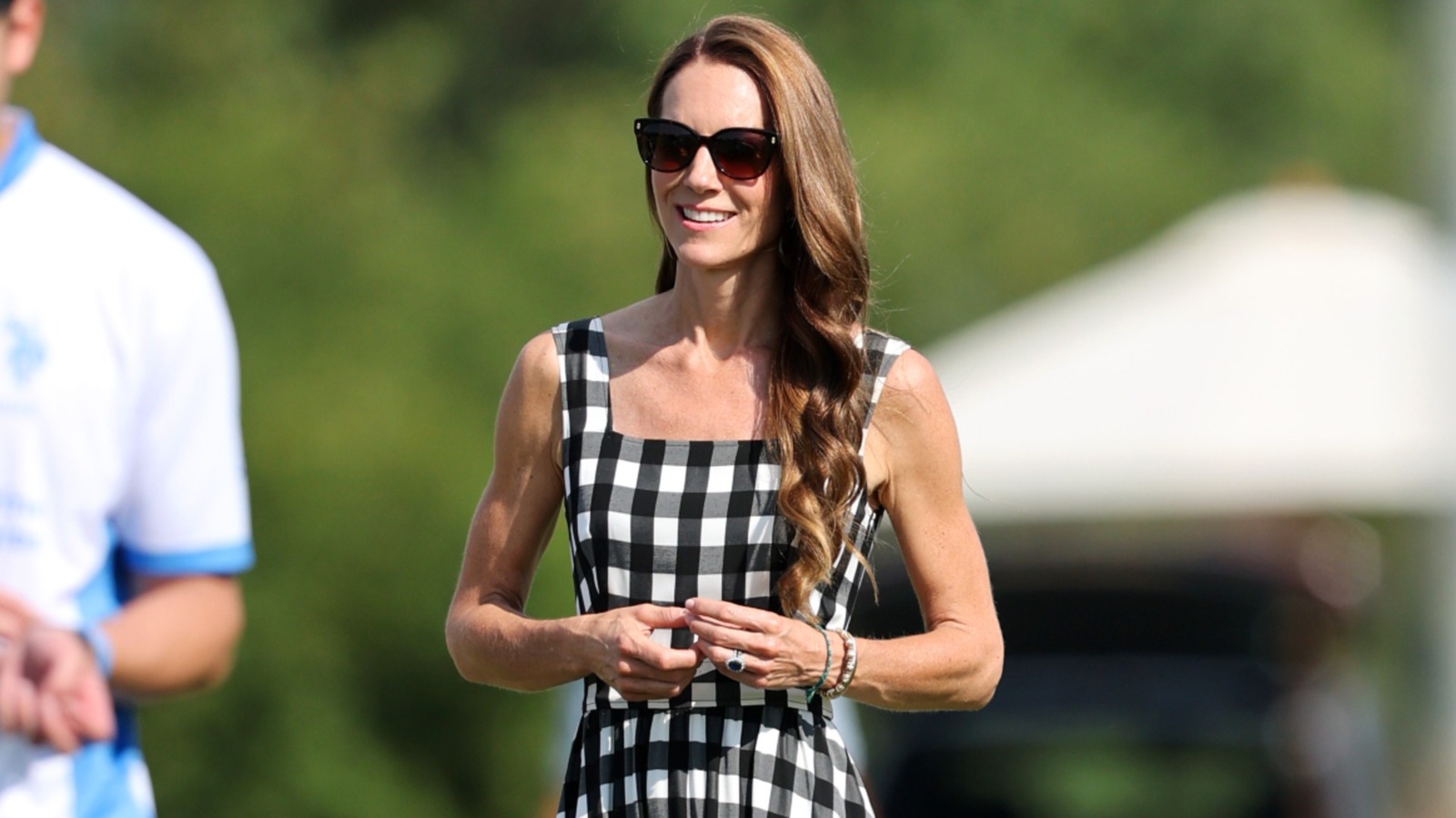 Kate Middleton affiche son style estival dans une robe à carreaux vichy sexy lors du match de polo caritatif 2026