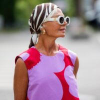 Tout le monde porte ces 2 couleurs ensemble à l'été 2026 (et elles ont fière allure avec les cheveux gris)