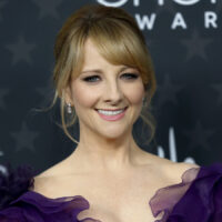 La star de Big Bang Theory, Melissa Rauch, adore les robes amusantes
