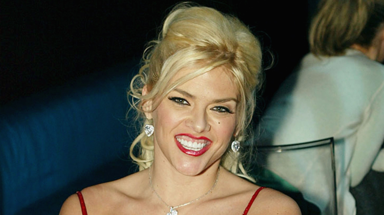 Anna Nicole Smith avait l'air différente lorsqu'elle a fait cet échange de maquillage
