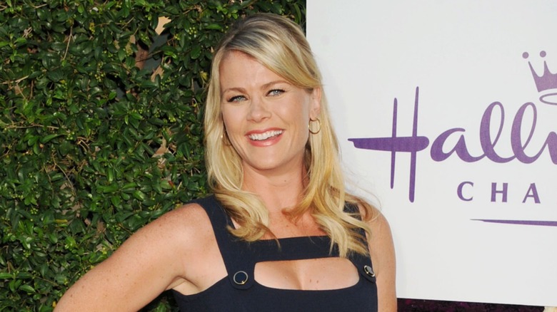 Alison Sweeney porte une robe noire sans manches avec ses cheveux blonds détachés lors du Summer TCA Tour pour Hallmark Channel à Beverly Hills, en Californie, en juillet 2015.