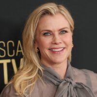 Les photos capturent l'étonnante évolution de la beauté d'Alison Sweeney tout au long de sa carrière marquante