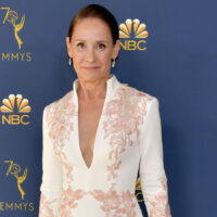 La robe des Emmys 2018 de Laurie Metcalf reste l'un de ses looks les plus chics