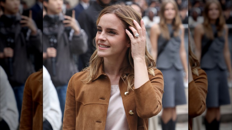 Emma Watson à la Fashion Week de Paris 2025.
