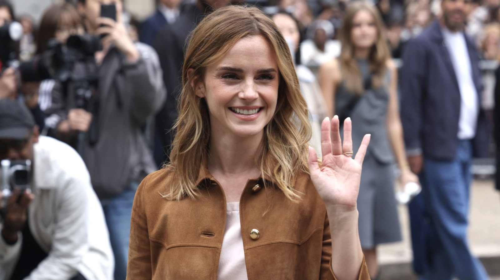 Emma Watson rend la transition vers les cheveux longs si chic