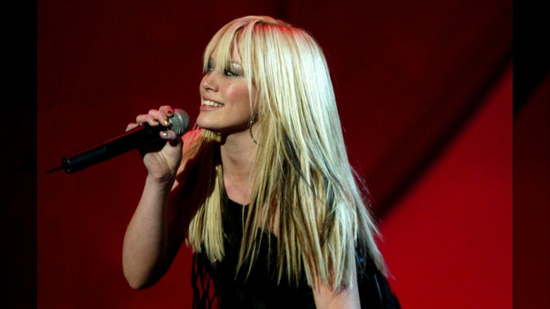 Hilary Duff sur scène en 2003