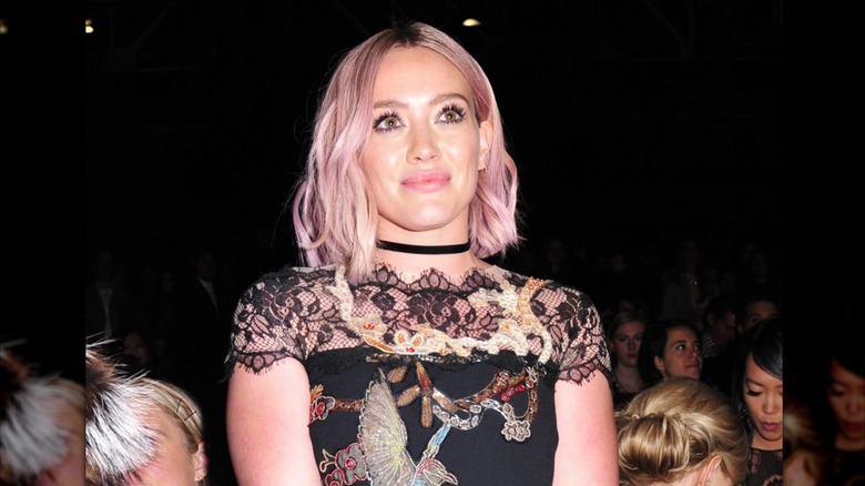 Hilary Duff entourée de monde en 2016