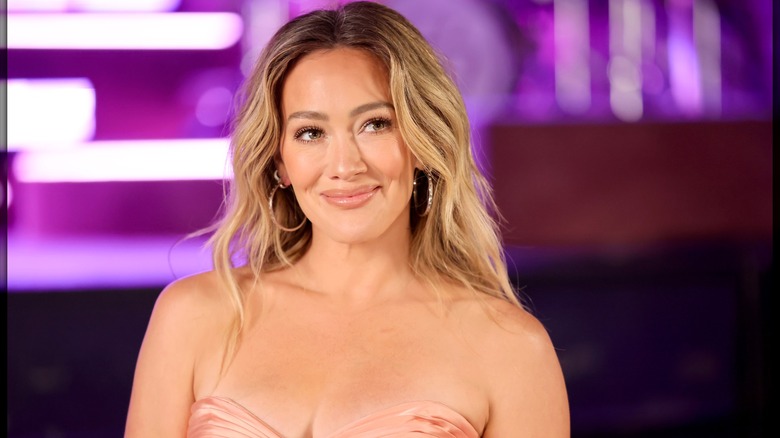 Hilary Duff souriante aux racines sombres en 2026