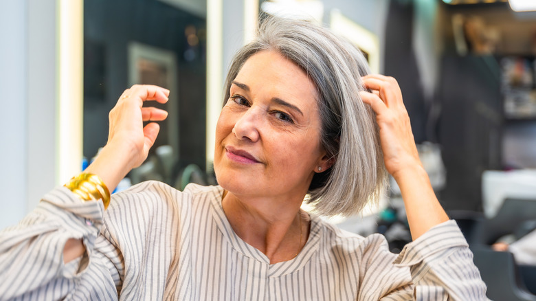 Femme mûre avec un carré mi-long au salon