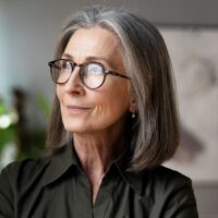 Pourquoi une coupe de cheveux mi-longue est le look parfait pour les femmes plus âgées