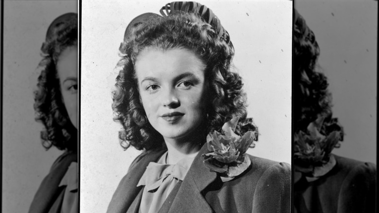 Photo en noir et blanc de Marilyn Monroe en 1940, à l'âge de 14 ans.