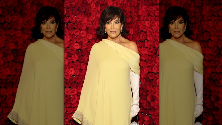 Kris Jenner pose vêtue d'une robe jaune à épaules dénudées et ses cheveux coiffés en carré