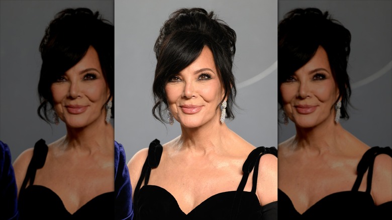 Kris Jenner sourit en portant un chignon tordu