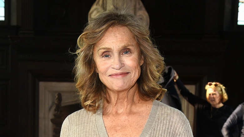 Lauren Hutton portant un pull gris