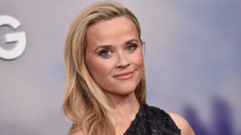 Reese Witherspoon arrive pour la première d'Apple+ « The Last Thing He Told Me » le 13 avril 2023 à Westwood, Californie