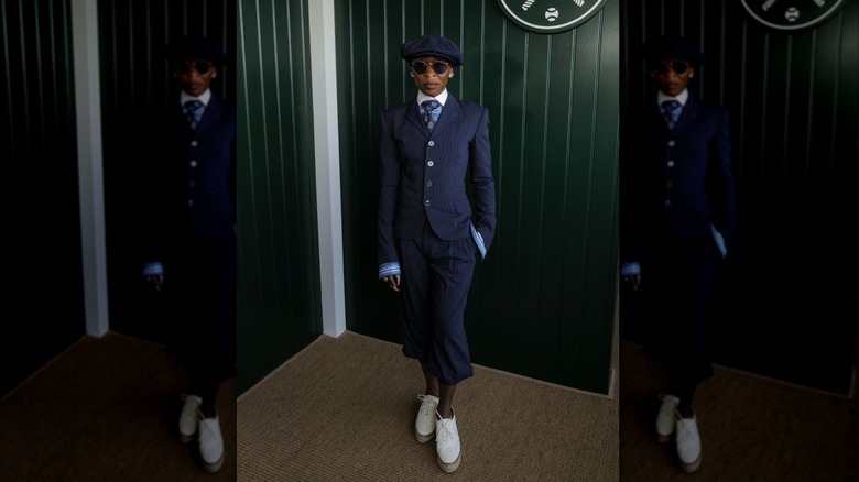 Cynthia Erivo porte un costume à fines rayures, une cravate et une casquette gavroche à Wimbledon 2026