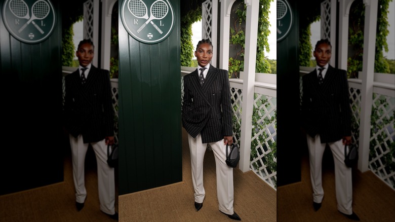 Michaela Coel porte un blazer à fines rayures et un pantalon de costume blanc à Wimbledon 2026