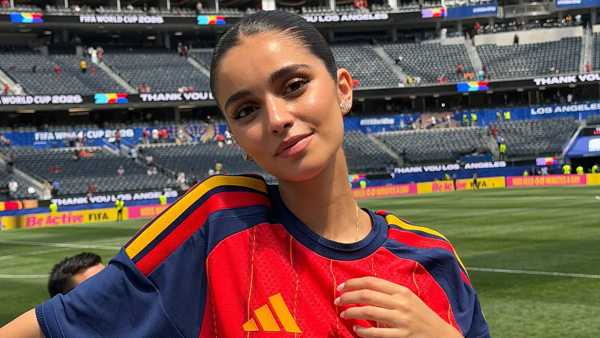 10 astuces de style que nous avons apprises des copines de Lamine Yamal, Cucurella et Haaland pour que le maillot de votre équipe de football fonctionne comme une chemise