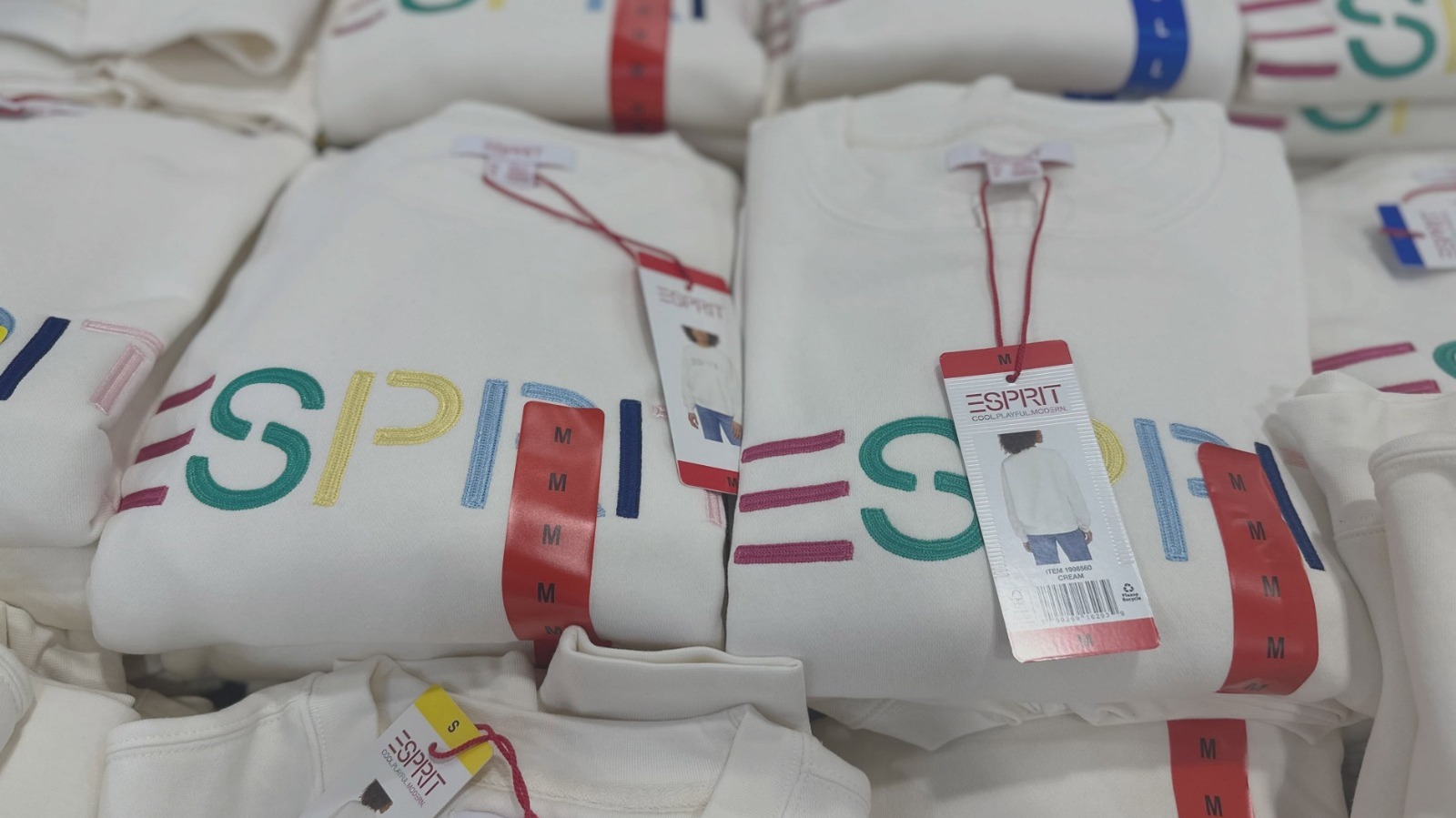 Cette collaboration Costco à guichets fermés prouve que les années 80 sont de retour : 3 autres façons de suivre la tendance nostalgique