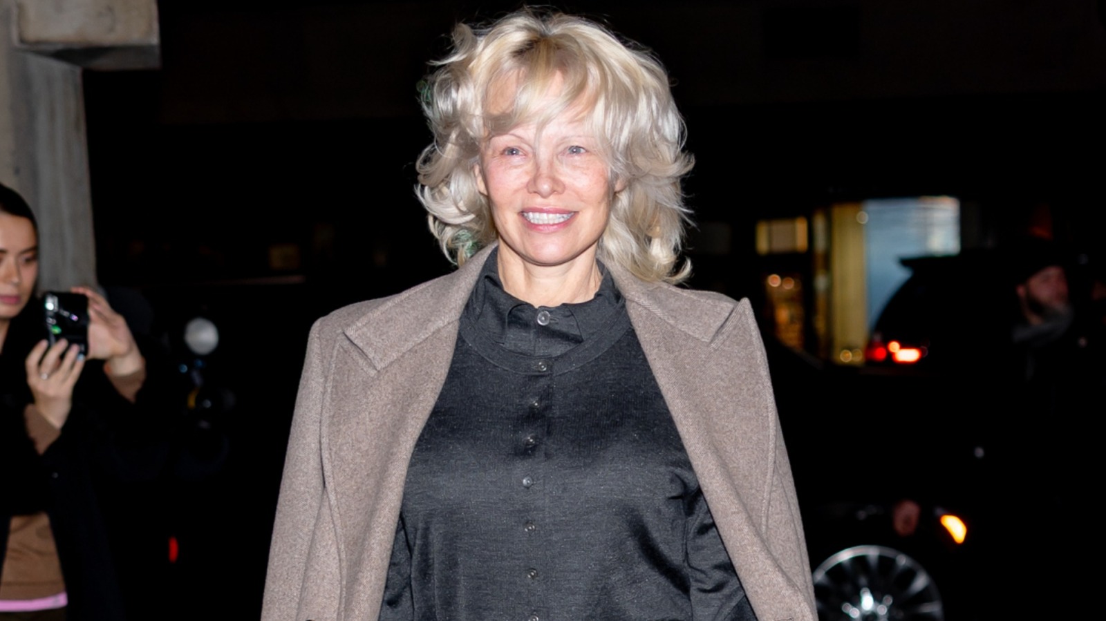 Pamela Anderson est l'inspiration ultime en matière de style de mère du marié pour les femmes de plus de 50 ans en 2026