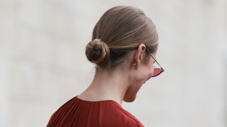 Une femme au chignon gominé