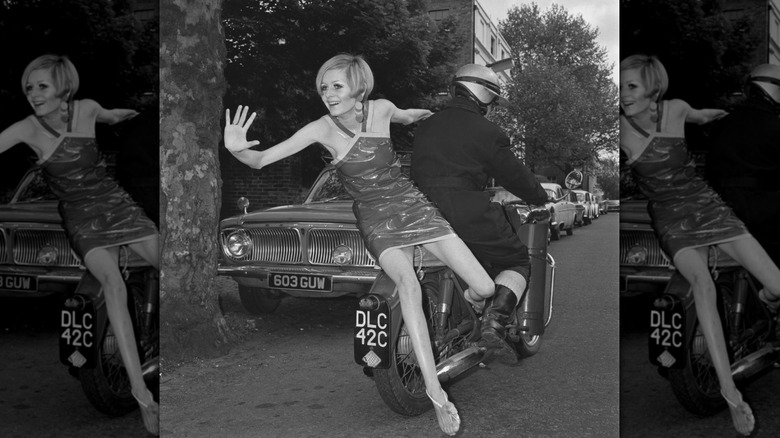 Twiggy sur une moto au Royaume-Uni en mai 1966