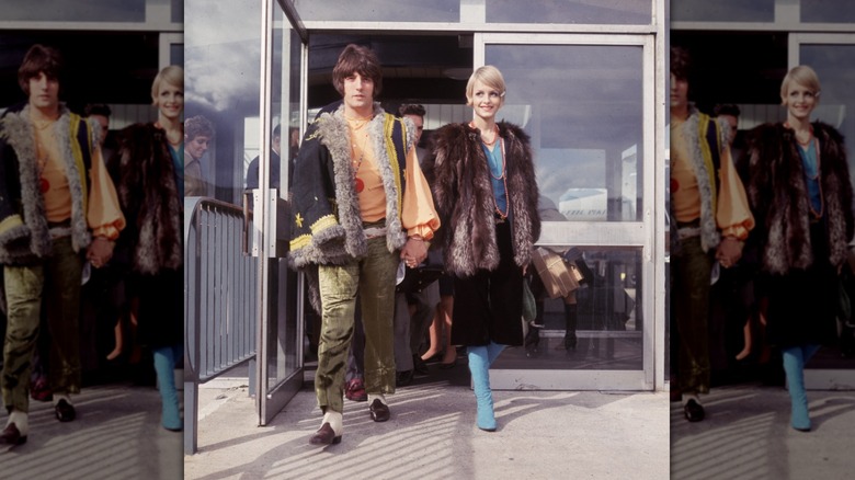 Twiggy avec Justin de Villeneuve à l'aéroport d'Heathrow à Londres en octobre 1967
