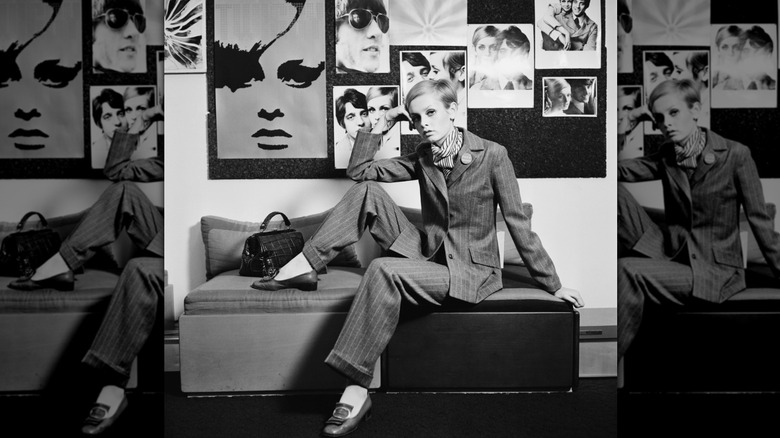 Twiggy posant en costume à Londres, mai 1967