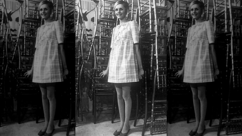 Twiggy à Londres en février 1967 exhibant un de ses vêtements de la marque Twiggy