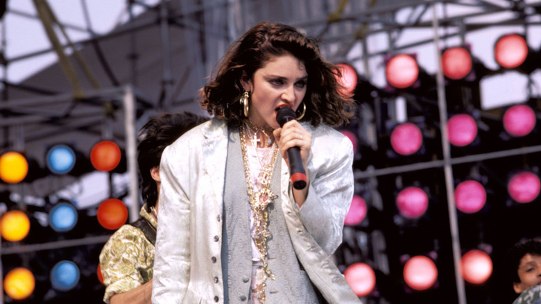 Madonna se produit sur scène avec des cheveux châtain foncé