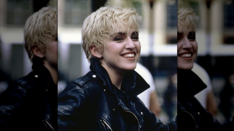 Madonna sourit dans une veste en cuir noire