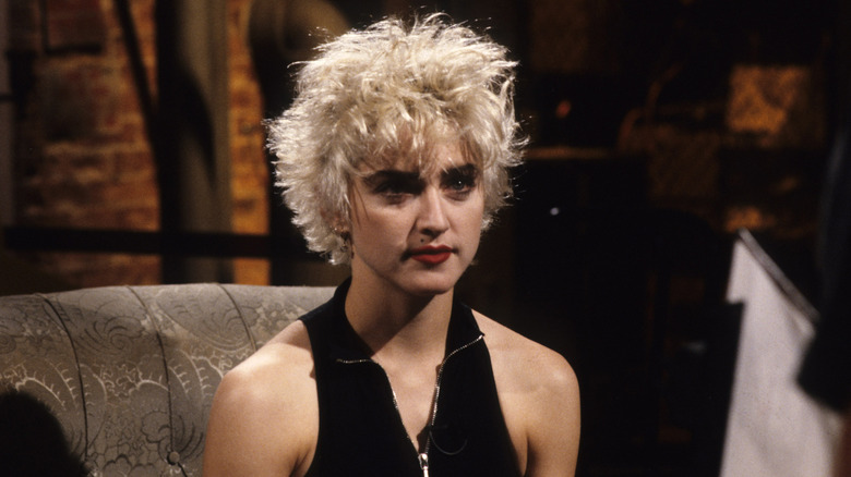 Madonna avec un carré court décoloré et un débardeur noir