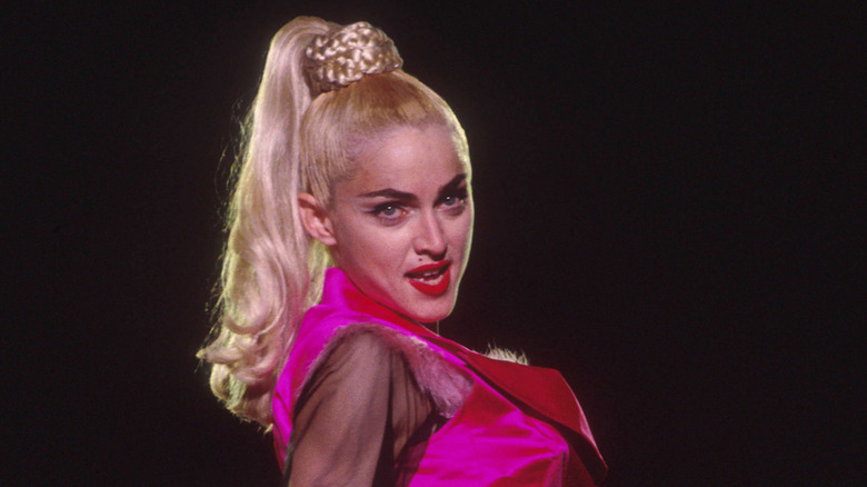 Madonna se produit dans une tenue rose et une queue de cheval haute