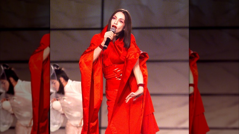 Madonna se produit dans une tenue rouge