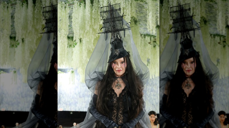 Madonna portait un chapeau de bateau pirate et une longue perruque brune